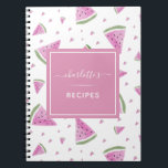 Caderno Espiral Padrões de Melancia de Aquarela Cuta - Coloração S<br><div class="desc">Este lindo notebook com um padrão de melancia doce e texto personalizado daria um presente maravilhoso para alguém,  que adora cozinhar! Adicione facilmente o nome desejado clicando na opção "personalizar este modelo".</div>