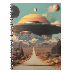 Caderno Espiral Paisagem Surrealista com Estrada, OVNI e Saturno