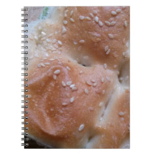 Caderno Espiral Pão de grão na prateleira de madeira, Comida saudá