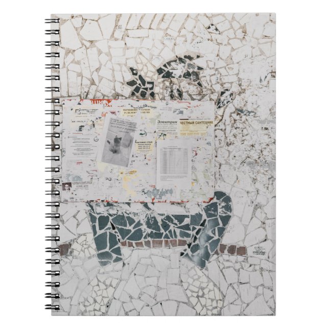 Caderno Espiral Papel branco da impressora na parede de betão bran (Frente)