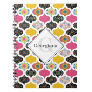 Caderno Espiral Patchwork do Monograma Maximalista do Arco-Íris Ma