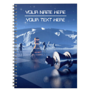 Caderno Espiral Peças de xadrez em paisagem planetária. Texto pers
