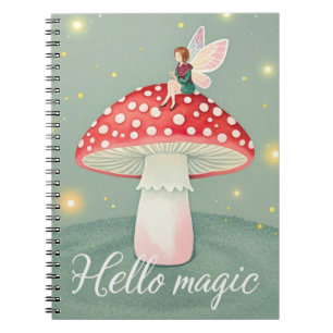 Caderno Espiral Pequena fada empoleirada sobre o cogumelo e brilha