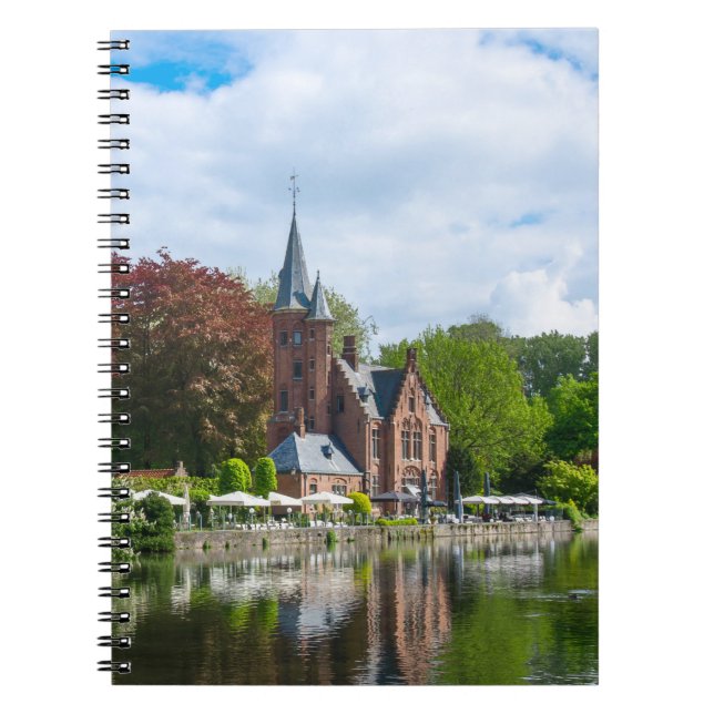 Caderno Espiral Pequeno castelo perto do lago em Bruges, Bélgica (Frente)