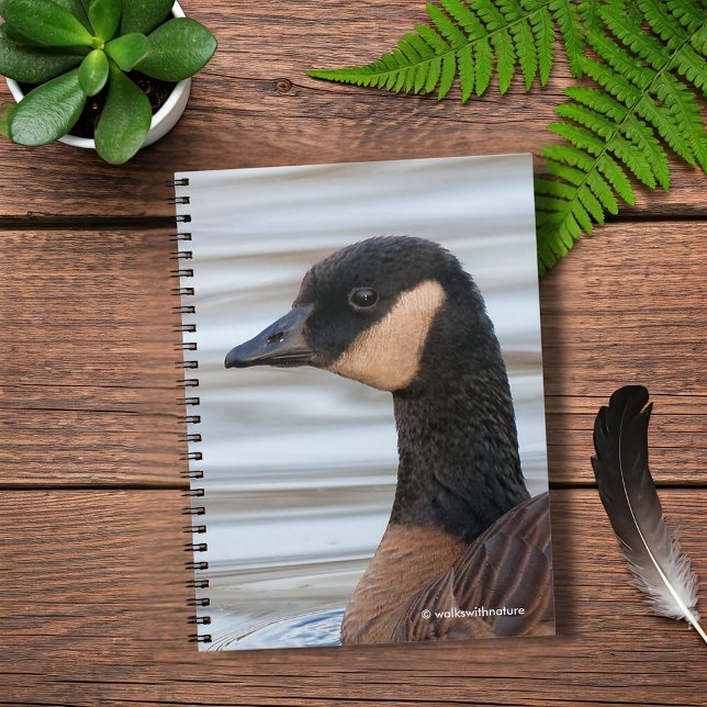 Caderno Espiral Perfil de um ganso de estalagem (Profile of a Cackling Goose in the Pond Journal Cover Photo)