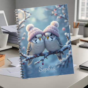 Caderno Espiral Periquitos fofos com gorros de pompom em um galho