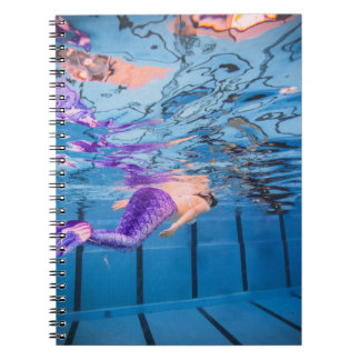 Caderno Espiral Pessoa de calças roxas deitada na rede azul