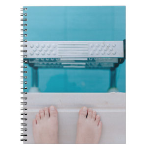 Caderno Espiral Pessoa de pé na escada da piscina de natação