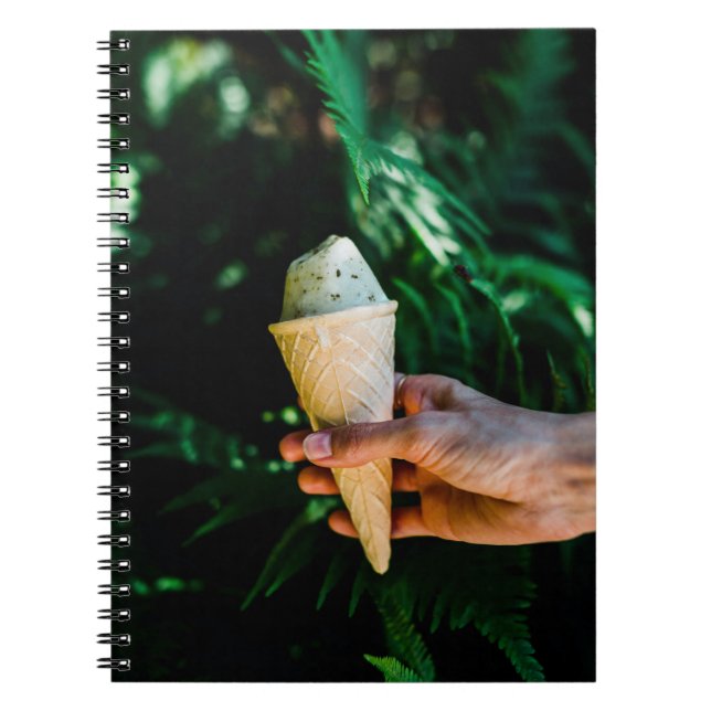 Caderno Espiral Pessoa que detém o sorvete (Frente)