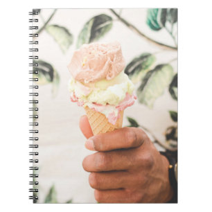 Caderno Espiral Pessoa que segura um cone de sorvete com três sab