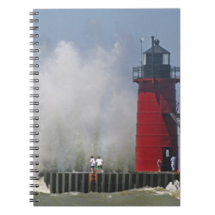 Caderno Espiral Pessoas em 2011 observam ondas grandes