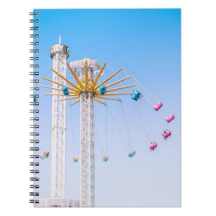 Caderno Espiral Pessoas montando fotos de diversão balançada em ân