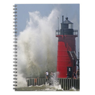 Caderno Espiral Pessoas no quebra-mar assistem a grandes ondas que