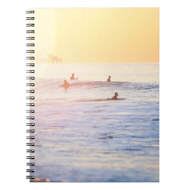 Caderno Espiral Pessoas surfando na praia (Frente)