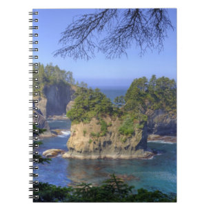 Caderno Espiral Pilha de rochas no mar, Terras Tribais da Nação Ma