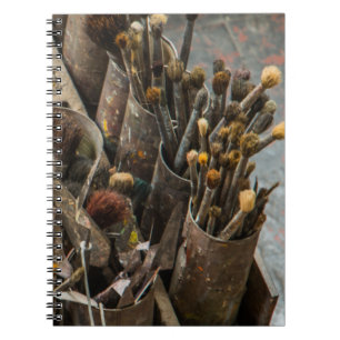 Caderno Espiral Pincéis do artista em umas latas de lata oxidadas