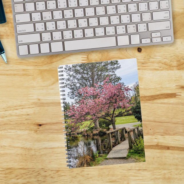 Caderno Espiral Pink Cherry Blossoms and Wooden Footbridge (In Situ)