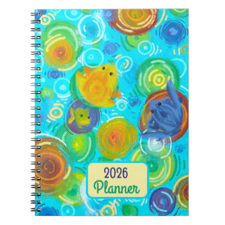 Caderno Espiral Planejador de 2026 com rãs coloridas em água color