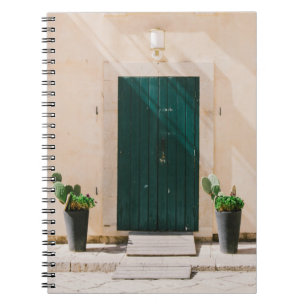 CADERNO ESPIRAL PLANTA DE CACTÃO VERDE PERTO DA PORTA VERDE