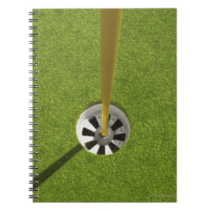 Caderno Espiral Pólo e furo amarelos de bandeira do golfe