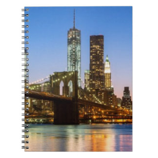 Caderno Espiral Ponte de Manhattan e de Brooklyn no crepúsculo