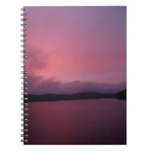 Caderno Espiral pôr do sol roxo no lago de Arrohead