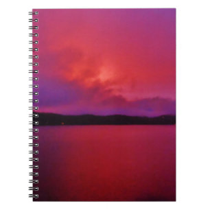Caderno Espiral pôr do sol roxo, rosa quente, no lago Arrohead
