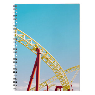 Caderno Espiral Porta copos de rolo amarelo e vermelho sob o céu 