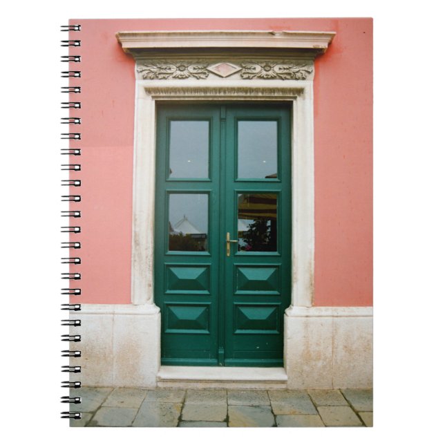 CADERNO ESPIRAL PORTA DE MADEIRA COM QUADRO DE JANELA DE AÇO BRANC (Frente)