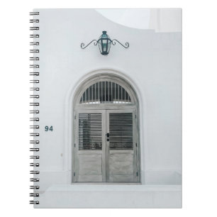 CADERNO ESPIRAL PORTA DE MADEIRA DE CINZA FECHADA ABAIXO DO CONCEI