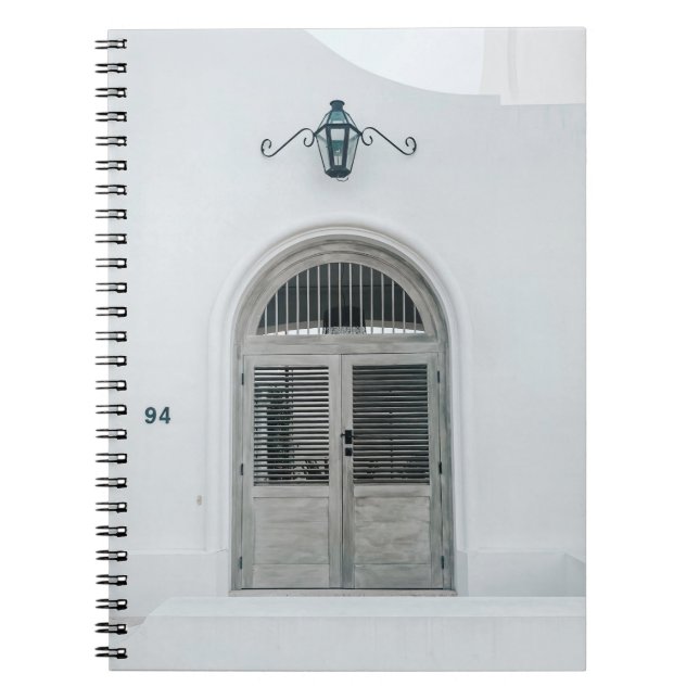 CADERNO ESPIRAL PORTA DE MADEIRA DE CINZA FECHADA ABAIXO DO CONCEI (Frente)