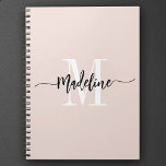 Caderno Espiral Presente com Nome Personalizado em Grafia Moderna<br><div class="desc">Caderno de presente elegante e moderno com seu nome personalizado e monograma em um design de caligrafia de letra manuscrita trendy em rosa discreto e preto minimalista, este design orientado pela tipografia faz um ótimo presente para colegas de trabalho, professores, treinadores, namoradas, namorados, esposas, filhas ou qualquer outro membro do...</div>