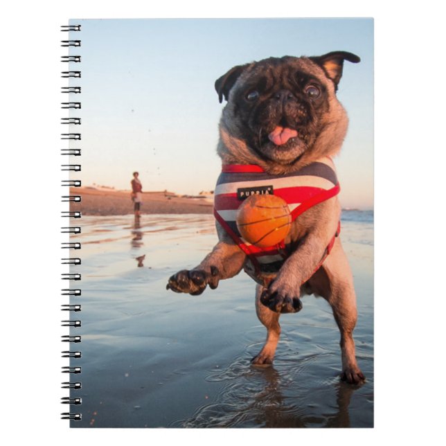 Caderno Espiral Pug Plays Ball on Beach (Frente)