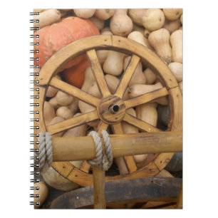 Caderno Espiral Pumpkins e Roda do carrinho de madeira rural
