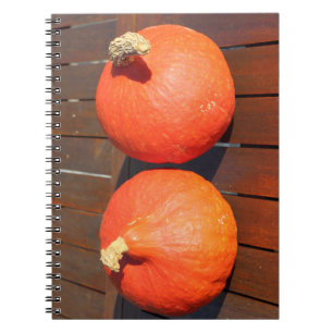 Caderno Espiral Pumpkins on a wooden table