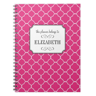 Caderno Espiral Quatrefoil com padrão de trevo rosa quente planeja