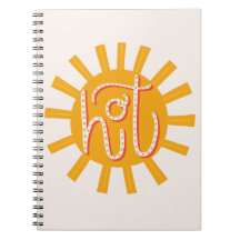 Quente. Sol amarelo fofo engraçado. Tipografia de
