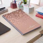 Caderno Espiral Rapariga do Monograma de Script Brilhante Cor-de-r<br><div class="desc">Rosa Dourado - Planeador de Notebook Espiral com Nome de Espiral do Script Glitter Brilhante Cor-de-Rosa Esmagada. Isto faz o doce e perfeito aniversário de 16 anos,  casamento,  chá de panela,  aniversário,  chá de fraldas ou festa de solteira presente para alguém que ama luxo de luxo e estilos quíticos.</div>