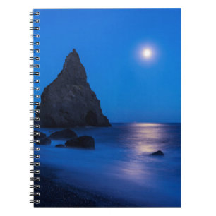 Caderno Espiral Reflexo do luar no oceano e pilares de pedra