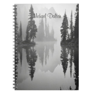 Caderno Espiral Reflexões da Manhã Nebulosa: Arte à Beira do Lago