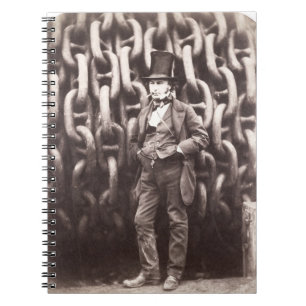Caderno Espiral Reino Brunel de Isambard, estando na frente do