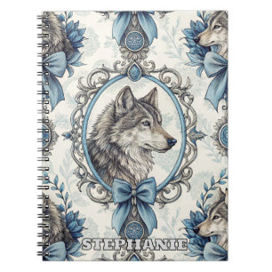 Caderno Espiral Retrato do Lobo de inverno em azul Ornamentado e q