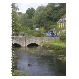 Caderno Espiral Ria de trutas na vila de Bibury,