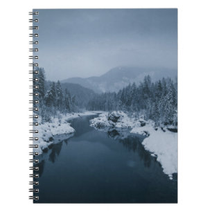 CADERNO ESPIRAL RIO ARREDONDADO PELO CAMPO COBERTO PELA NEVE COM P