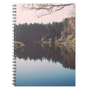 Caderno Espiral Rio Censico de outono colorido no país com árvores