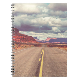 Caderno Espiral Road in the prairie country. Deserted natural trav