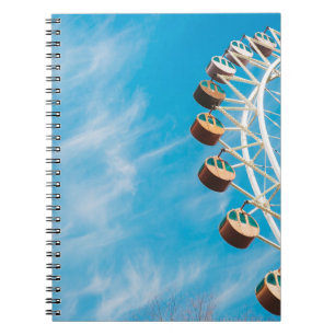 Caderno Espiral Roda branca-furor sob céu limpo pela manhã
