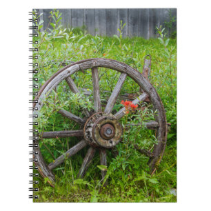 Caderno Espiral Roda de velho vagão na antiga cidade aurífera hist