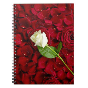 Caderno Espiral Rosa branco nas pétalas vermelhas