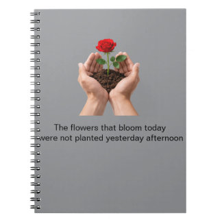 Caderno Espiral Rosa Inspiradora em Mãos Cuidadosas